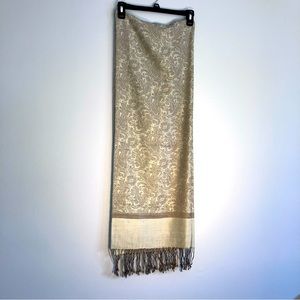 Pashmina’s Silk blend scarf & shawl with a Paisley pattern in Sage Green & Cream